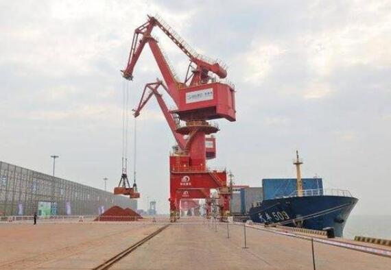 山東港口自主研發的全球首臺自動化門機投用