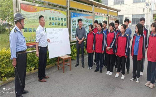滕州市望重中學舉行情景式防非法入侵演練和教學活動