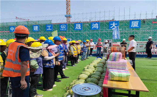 薛城區住建局開展建筑工地夏日送清涼活動