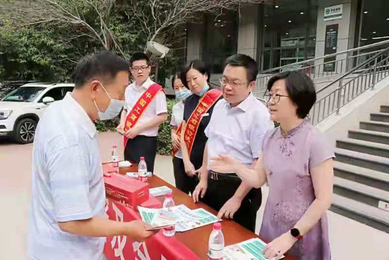 工行德州分行聯手人民銀行開展普及金融知識、守住“錢袋子”宣傳活動