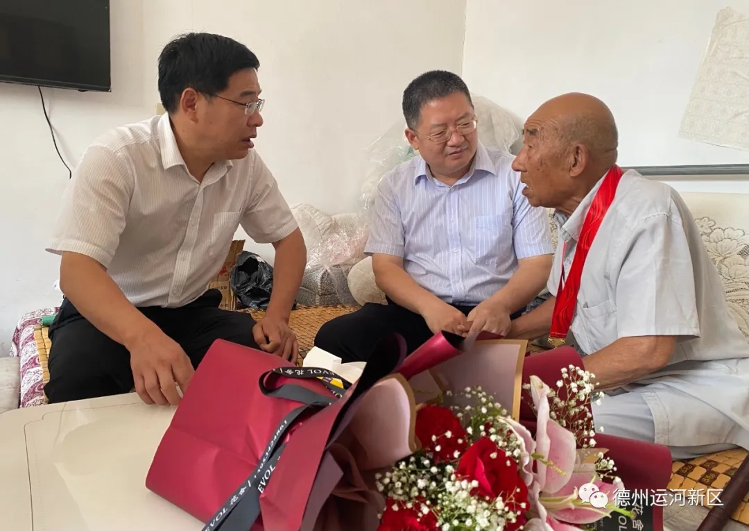 彭小毛到德州運河新區走訪慰問建國前老黨員、困難黨員