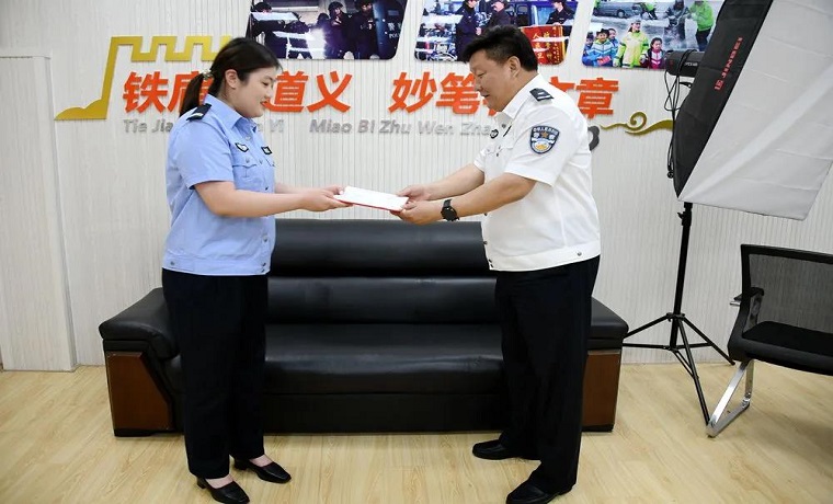 暖警心 勵斗志 | 濟寧市公安局為優秀輔警送獎上崗