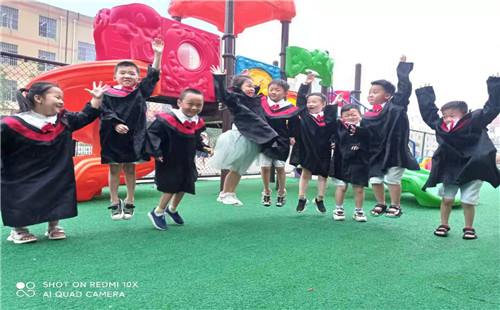 ? 薛城區臨城實驗幼兒園舉行“感恩成長 放飛夢想”畢業典禮