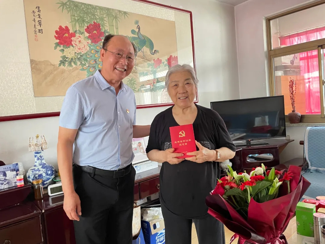 光榮在黨50年 薪火相傳守初心----德州市中醫院黨委走訪慰問老黨員并送上“光榮在黨50年”紀念章