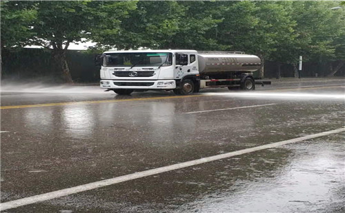 ? 薛城區綜合行政執法局新城環衛中心：巧借雨天，扮靚城市