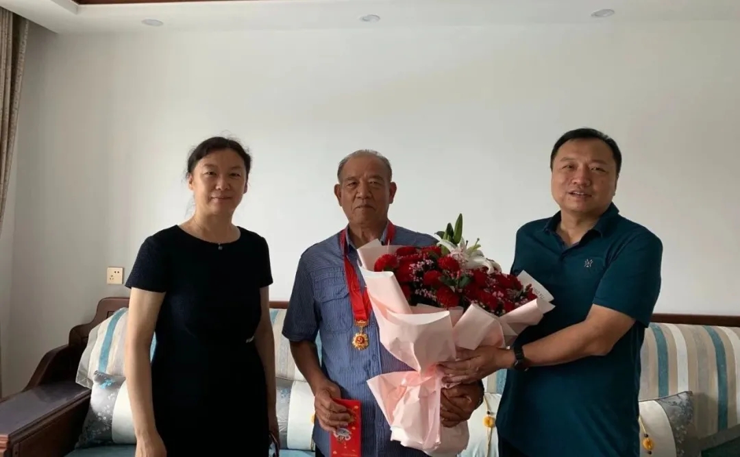 德州聯合醫院走訪慰問“光榮在黨50年”老黨員老干部