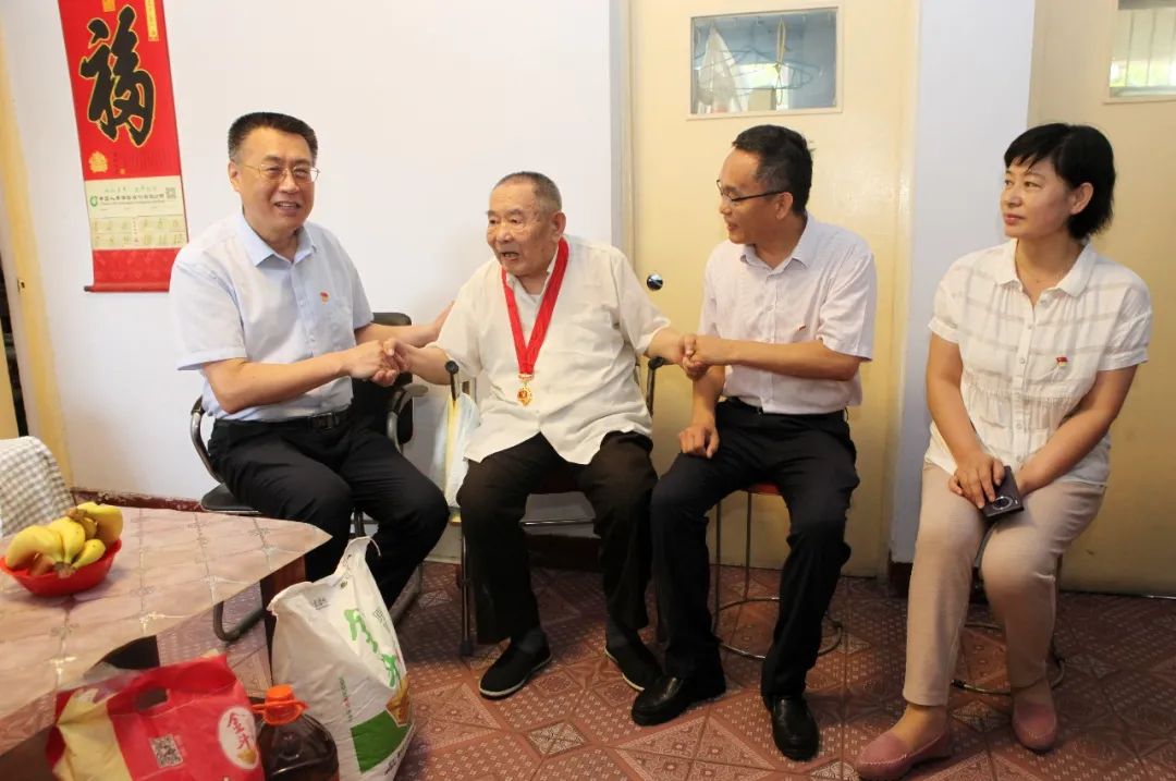 德州市立醫院黨委書記段立新為老黨員送上“光榮在黨50年”紀念章