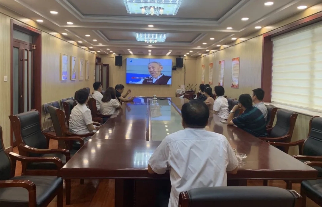 “永遠跟黨走”——德州聯合醫院黨員集中觀看大型情景黨課