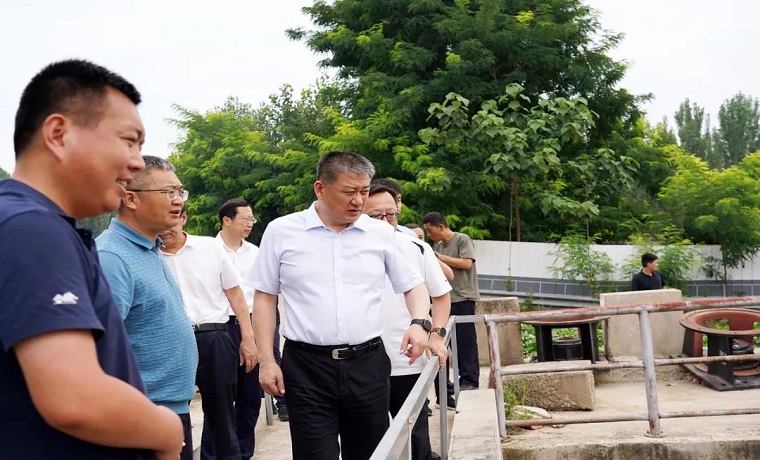 濟寧任城區委書記于勝濤就農村黑臭水體與稻田回水治理問題整改落實情況現場辦公