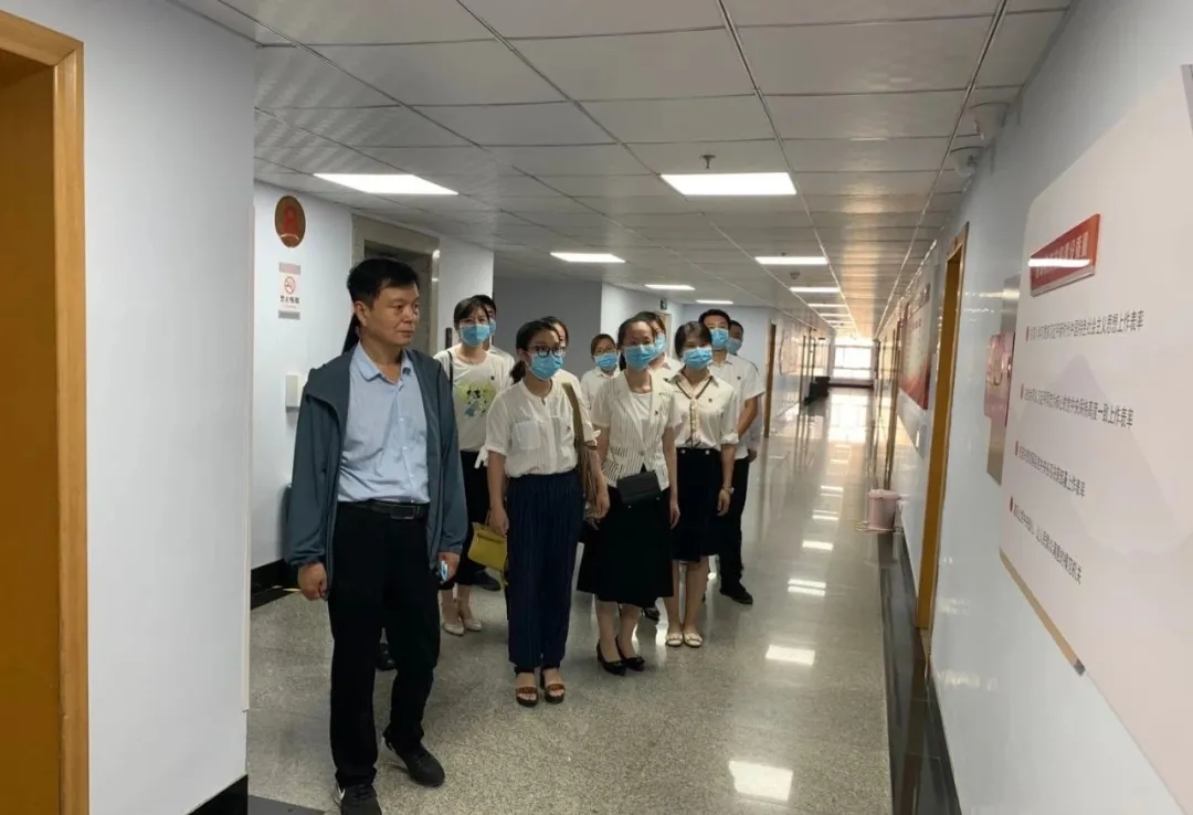 德州聯合醫院黨員參觀黨建長廊， 筑牢精神之基