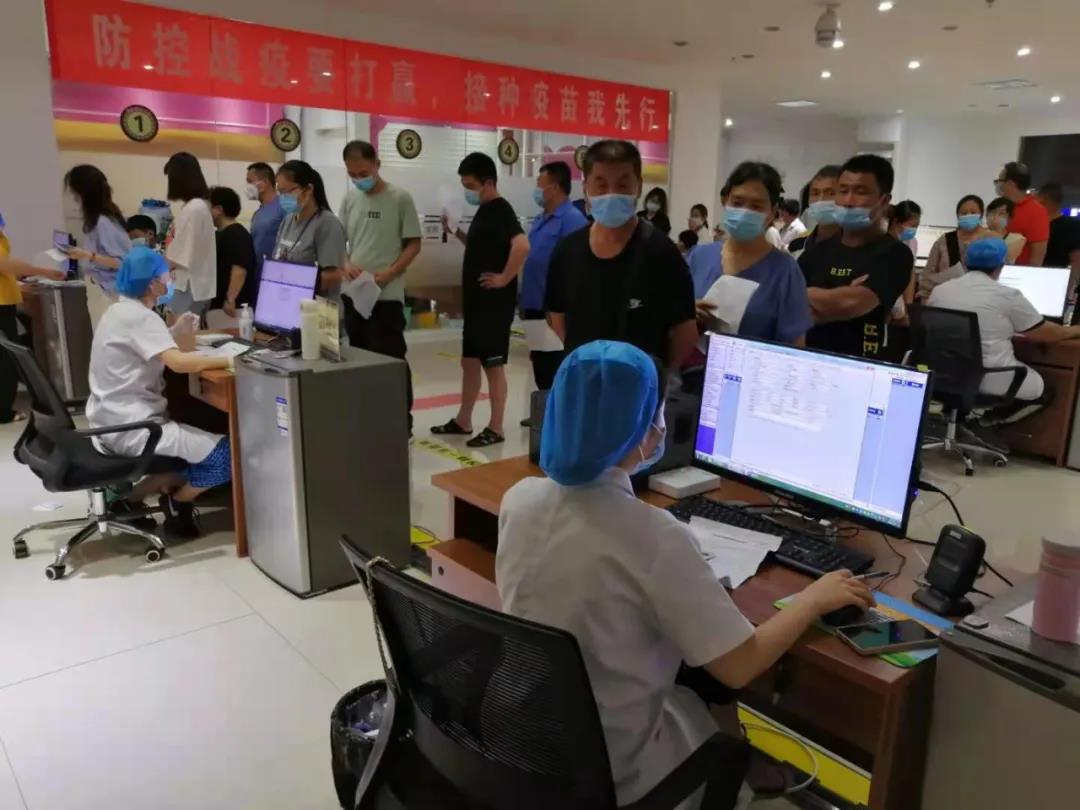 德州聯合醫院東北城新冠疫苗集中接種點：群眾冒雨來接種 加班加點打疫苗