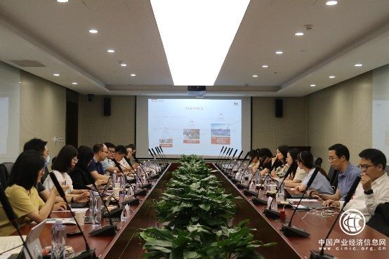 中央媒體走進用友，零距離探訪用友精智工業互聯網平臺