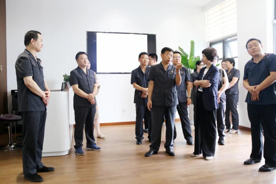 青島中院行政庭庭長劉英一行到德城區行政爭議審前和解中心參觀交流