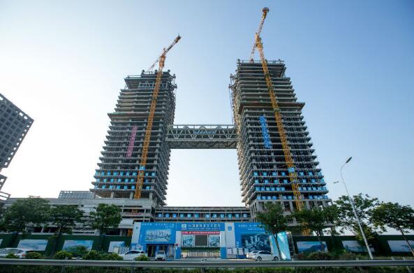 1800噸的鋼結構空中連廊百米高空牽手成功