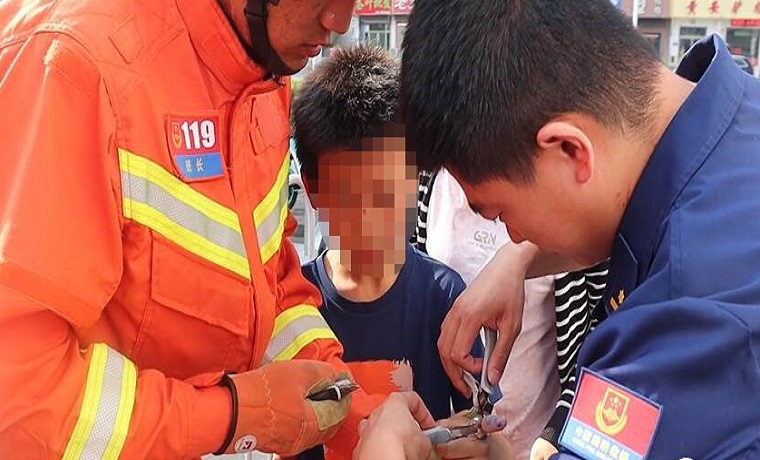 男童鐵環卡手無法脫困 濟寧消防快速解難