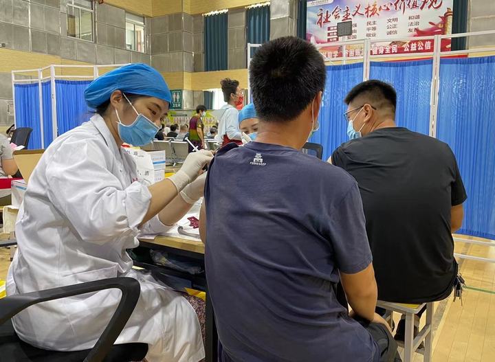 五環接種點接種疫苗超5萬劑次 | 最美“種苗人”“5＋2”“白＋黑”模式堅守一線