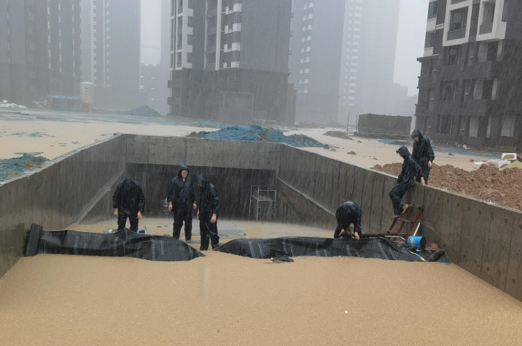 中建八局二公司河南地區項目全力支援抗洪搶險工作