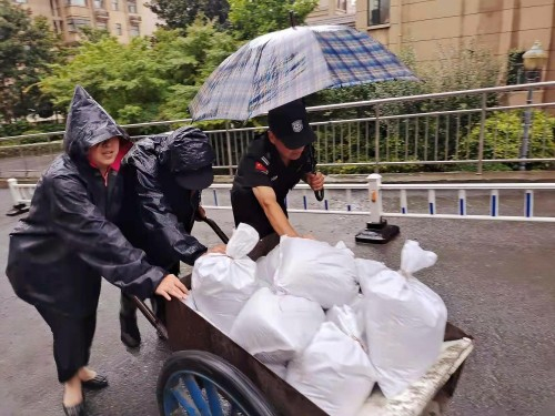 風雨共度 財信物業員工堅守崗位全面搶險