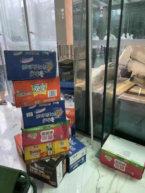 奧美大廈因一例陽性整棟樓被封！就地發放行軍床等生活用品……