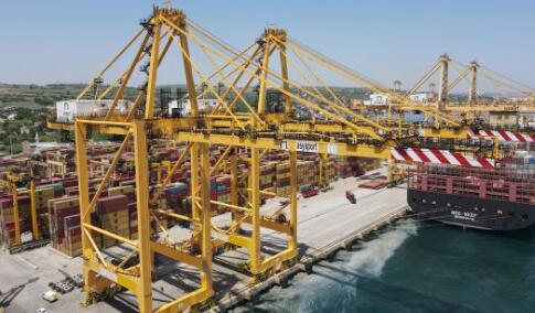 大連重工為土耳其亞細亞港研制的兩臺65噸岸橋完成交機