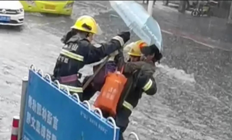 傾盆大雨中 濟寧消防員上演最溫暖的“公主抱”