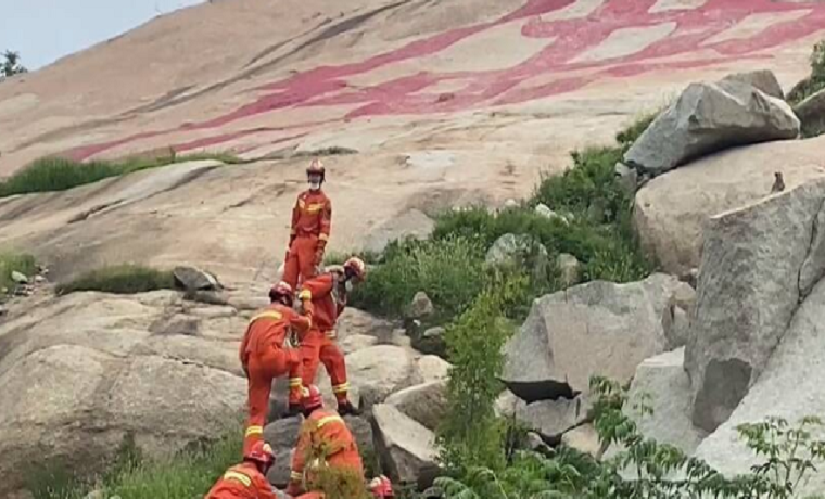 濟寧男子爬山中暑被困 消防員緊急救援