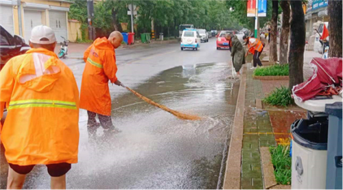 雨中，突現一道橙綠相間的風景