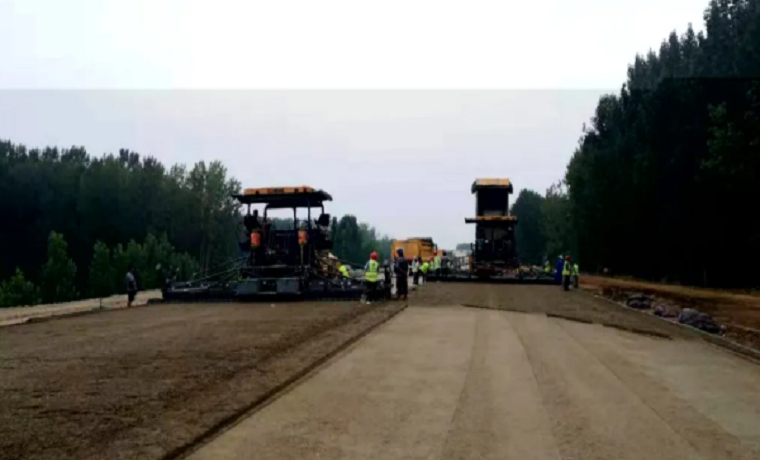 濟寧環湖大道東線太白湖新區段完成主線路面水穩鋪筑