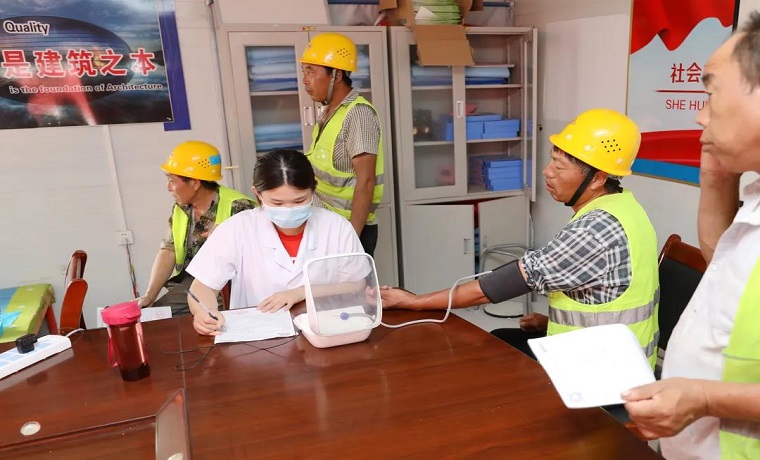 濟寧金鄉縣人民醫院將移動“體檢中心”搬進建筑工地 為民工健康保駕護航