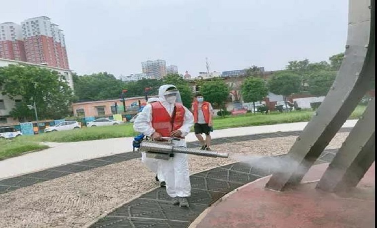 濟寧解放路社區黨委開展疫情防控全面消殺工作