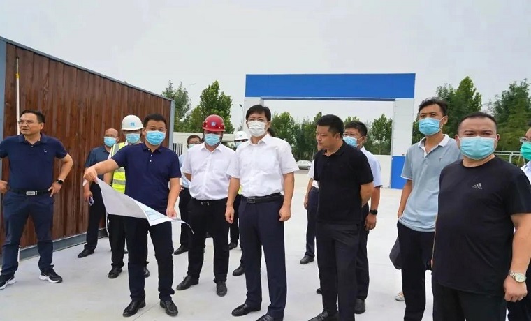 張令華就美麗宜居鄉村社區建設和棚戶區改造工作現場辦公