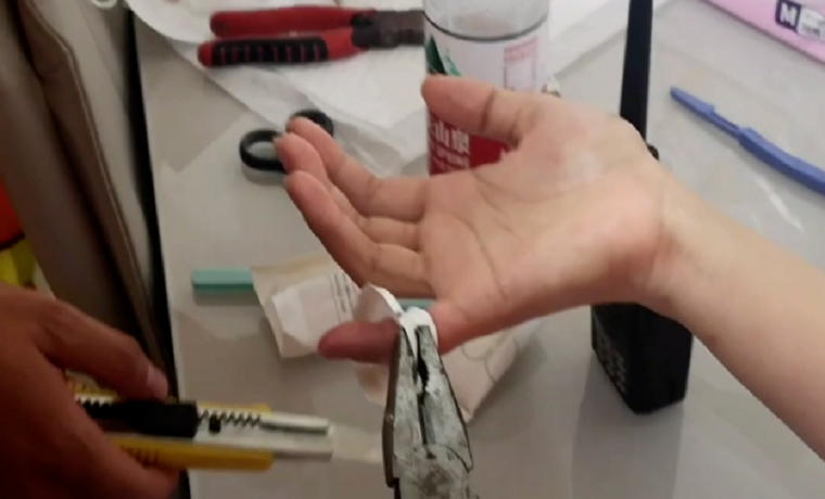 女孩手指卡在洗面奶瓶內 濟寧消防員火速救援