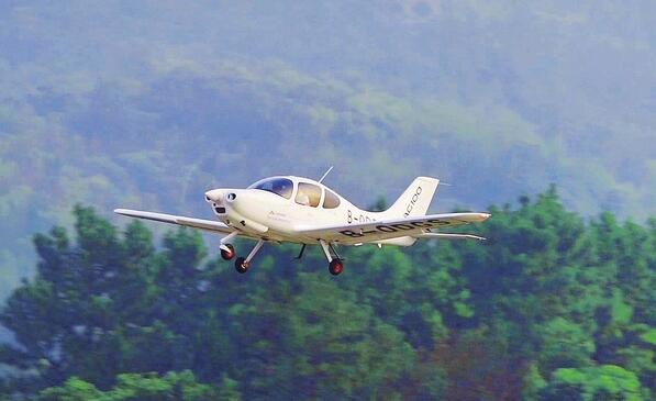 航空工業集團研制的AG100適航驗證機順利完成首飛