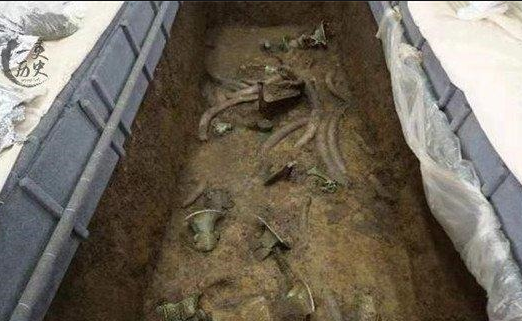 三星堆出土青銅扭頭跪坐人像 展現三千多年前古蜀寫實雕塑藝術