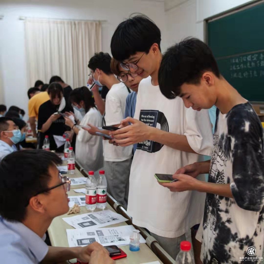 金融服務校園 建行嘉興分行營業部溫情助力開學季