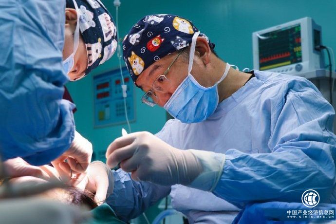 中國當代面部整形手術先驅人——袁強博士