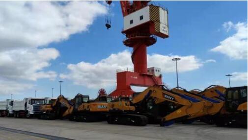 出海！140臺高端工程機械裝備從上海南港運往印尼雅加達