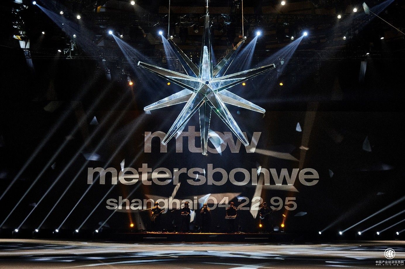 metersbonwe“鋒芒新生”2022春夏系列發布大秀 不走尋常路，迸發#原生創造力#