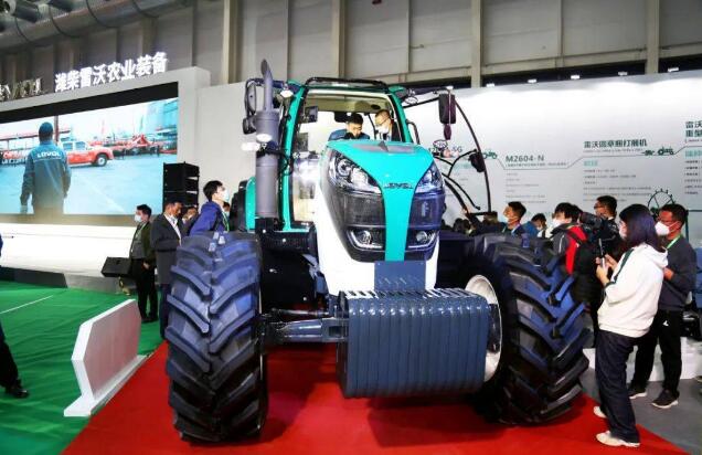 中國首臺商業化CVT智能拖拉機發布