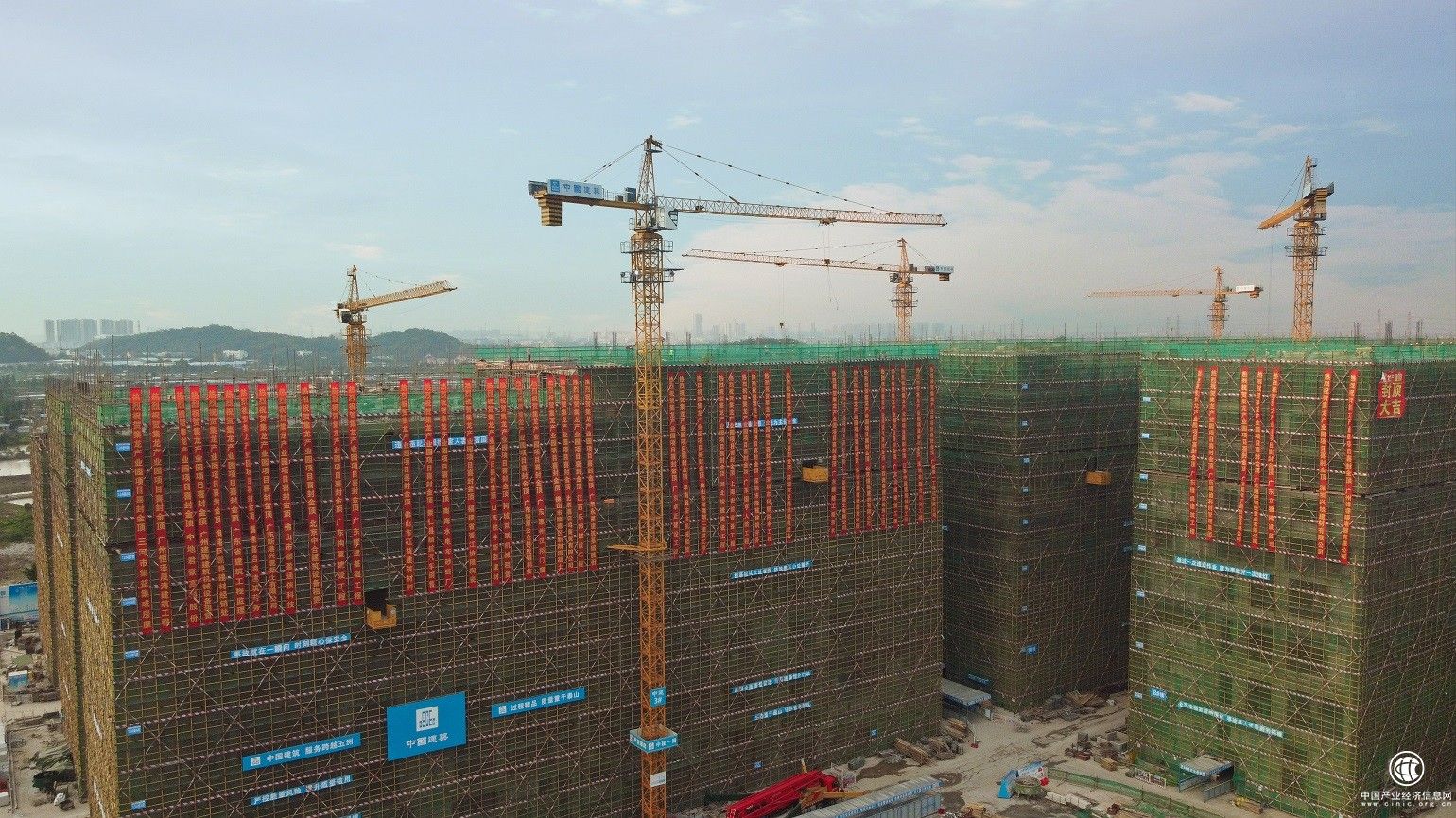 攻堅一線，擘畫新篇！中建一局順德工業園改造項目喜封金頂