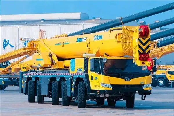 首款100%國內自主化全地面起重機下線