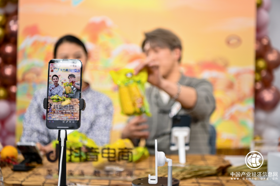  抖音電商助農專場：三省連麥、新農人帶貨，助品質山貨上頭條