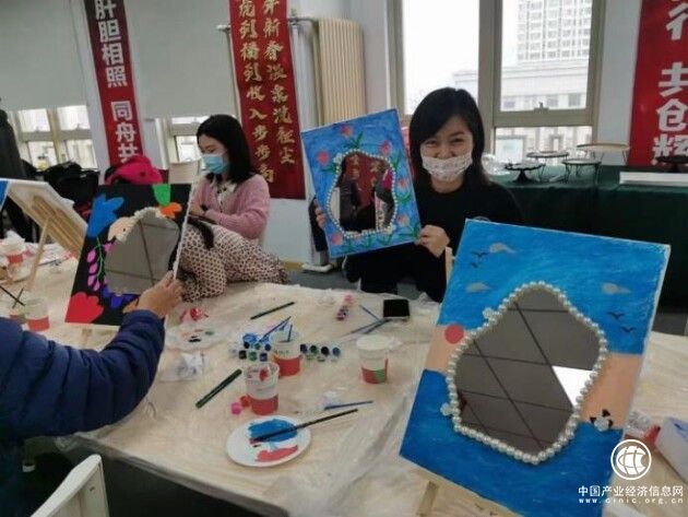  仙女鏡DIY 繪出精彩生活——中荷人壽蜜絲會大連分會舉辦DIY仙女鏡活動