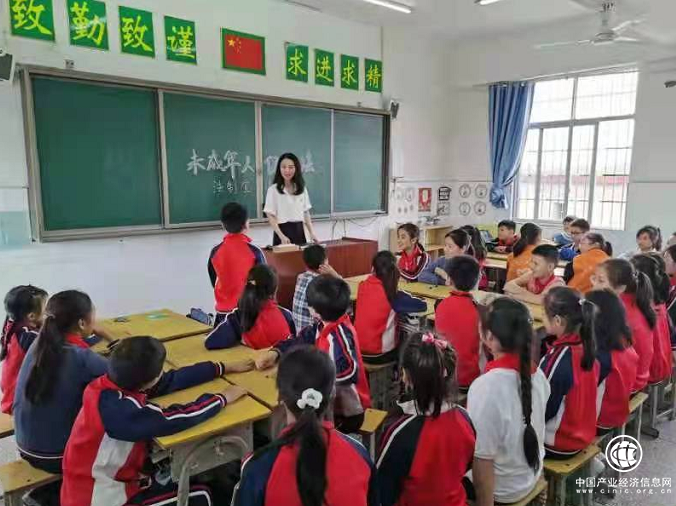 退伍不褪色 柔肩挑重擔 ——記全市系統優秀共產黨員賀丹