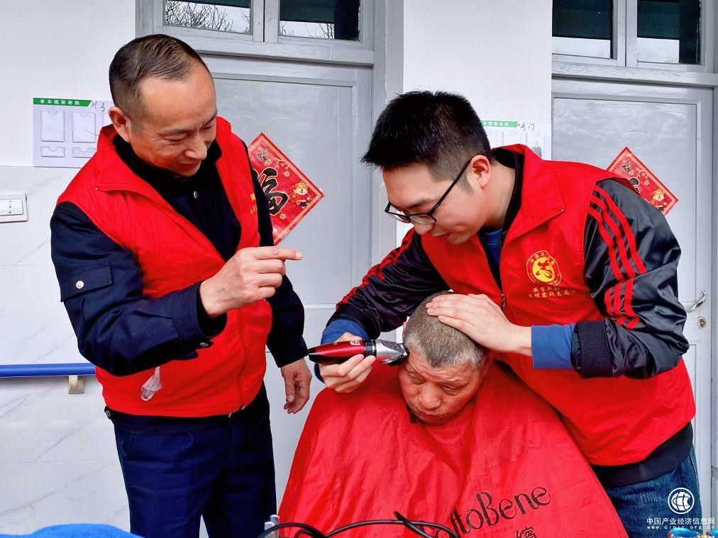  安吉縣煙草專賣局：一抹紅點燃“一片紅” “香溢”志愿服隊在行動