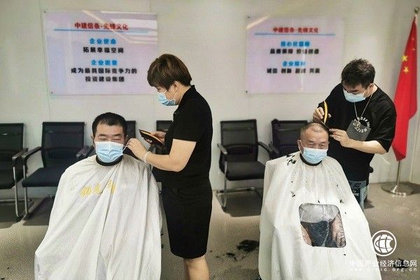  中建一局深圳頤城棲灣里項目 “愛心理發進工地”為職工解決頭等大事