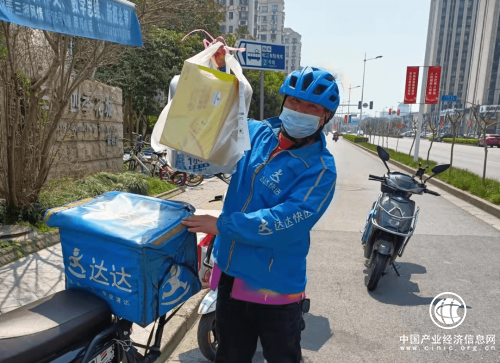  全國百余名達達快送騎士乘飛機高鐵馳援上海，助力防疫保供