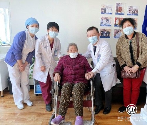  97歲老人于北京愛爾眼科完成白內障手術重見光明
