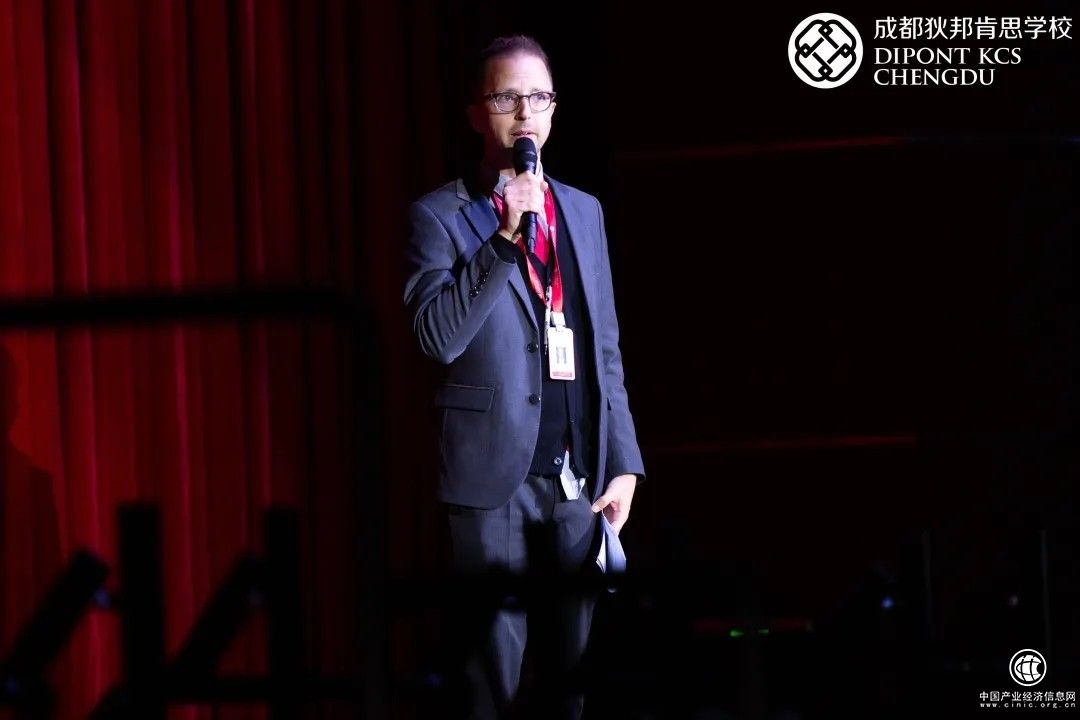 狄邦肯思寓教于樂，在戲劇表演中體驗合作人生