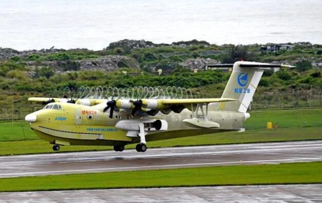 我國自主研制的“鯤龍”AG600全狀態新構型滅火飛機首飛成功